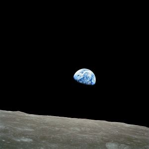 600px-NASA-Apollo8-Dec24-Earthrise-1