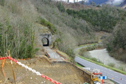 Les travaux sur la voie entre Oloron et Bedous ont commencé il y a presque un an. les rails nouveaux seront bientôt posés